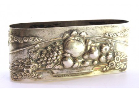  Argola de guardanapo com frutos relevados e motivos florais.